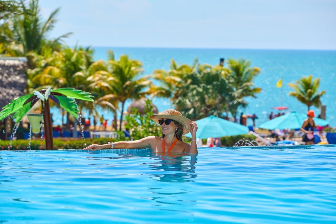 Gran Evenia Bijao Hotel Santa Clara  Ngoại thất bức ảnh A woman in a swimming pool