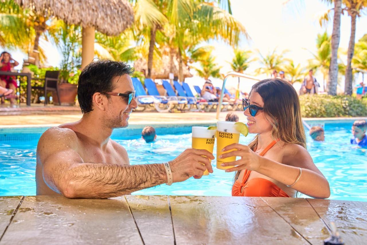 Gran Evenia Bijao Hotel Santa Clara  Ngoại thất bức ảnh A couple drinking Presidente at a pool