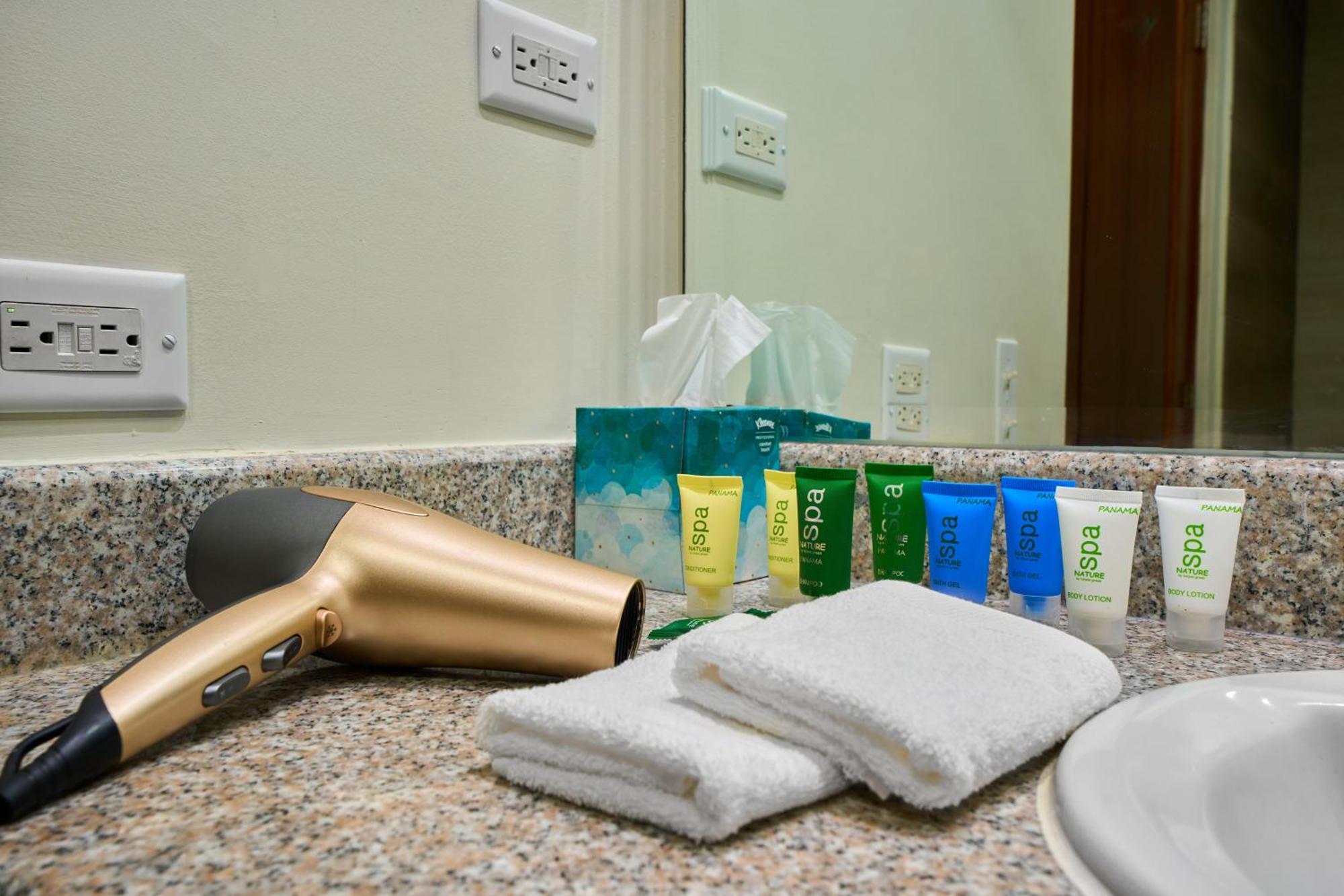 Gran Evenia Bijao Hotel Santa Clara  Ngoại thất bức ảnh A hair dryer and toiletries in a hotel bathroom
