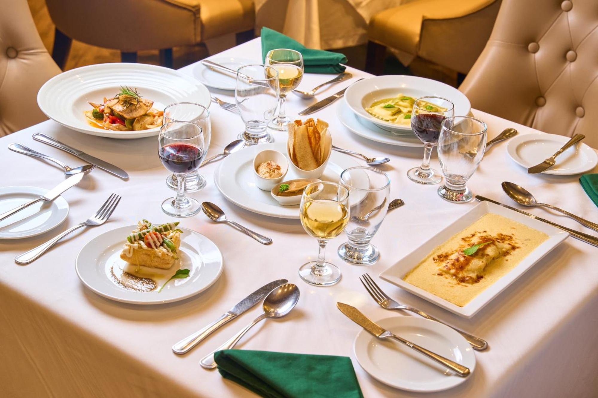 Gran Evenia Bijao Hotel Santa Clara  Ngoại thất bức ảnh A table set for fine dining