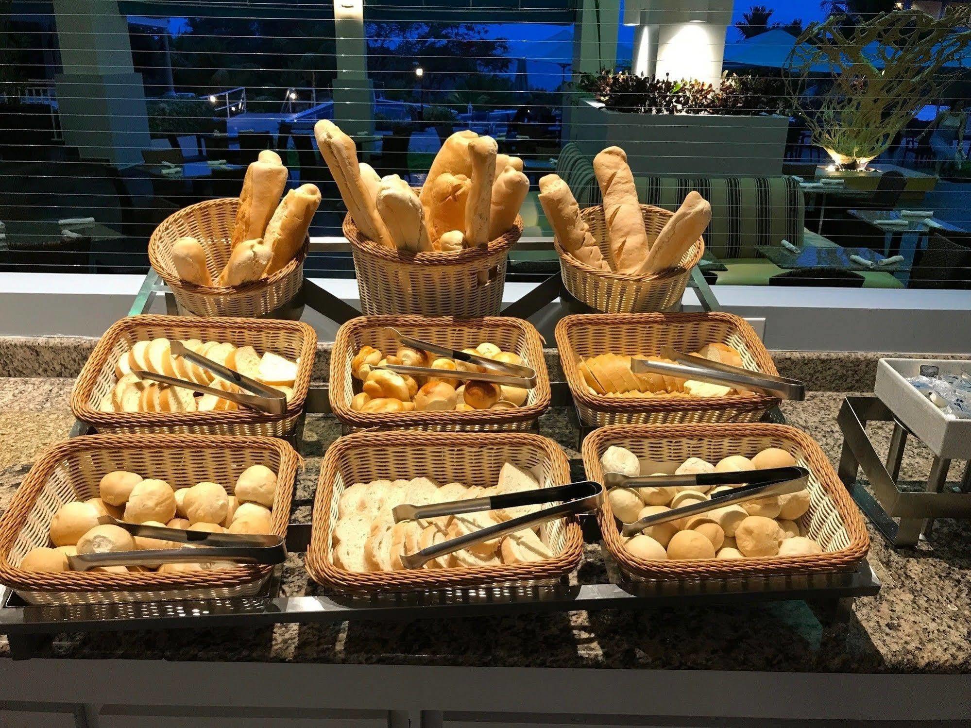 Gran Evenia Bijao Hotel Santa Clara  Ngoại thất bức ảnh Bread at a buffet
